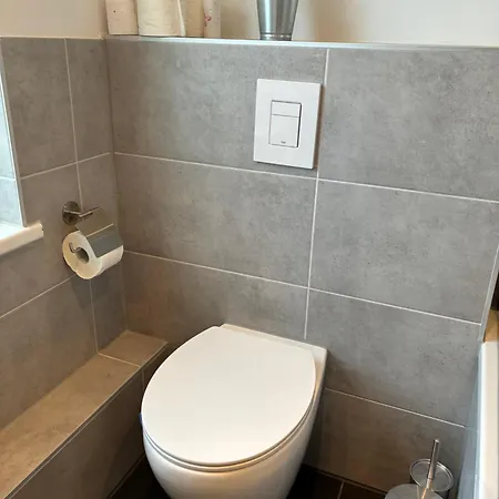 Neu Saniertes In Appartement Maagdenburg